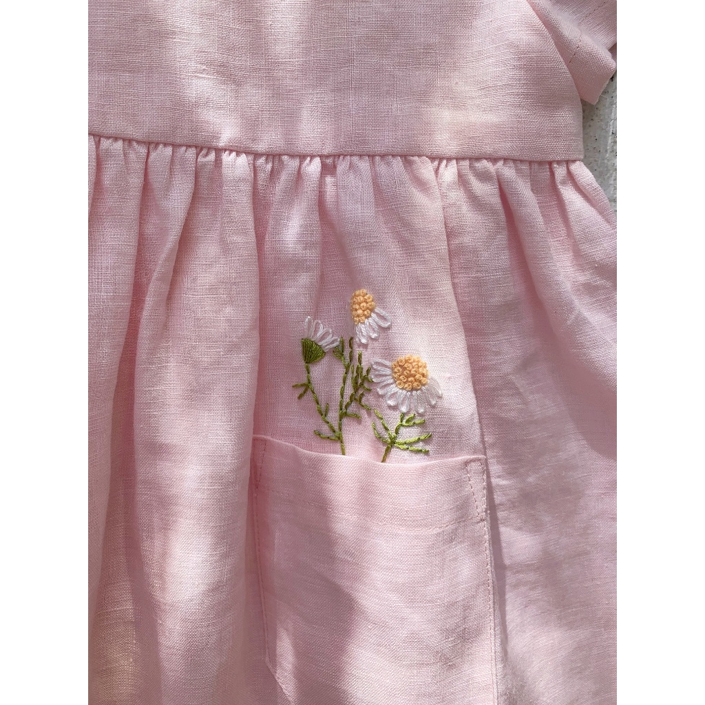 Đầm linen thêu hoa cúc