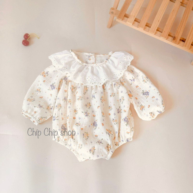 Body dài tay cổ ren thêu kèm mũ chất xô muslin mềm mát cho bé gái