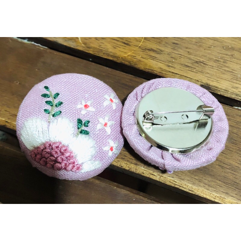 Pin cài áo thêu tay