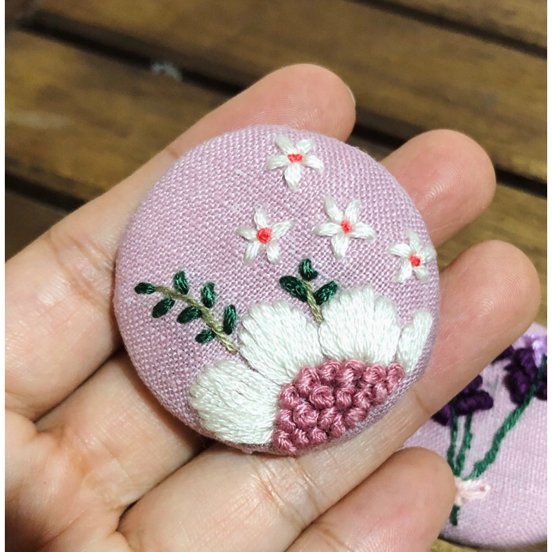 Pin cài áo thêu tay