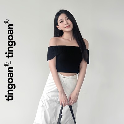 TINGOAN® - Áo trễ vai len xù croptop đen lượn viền vòm ngực MISSY TOP/BL