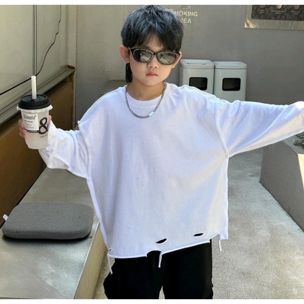 ÁO PHÔNG TRẮNG RÁCH DÀI TAY MAY VIỀN NGƯỢC RA NGOÀI THEO TREND MỚI .