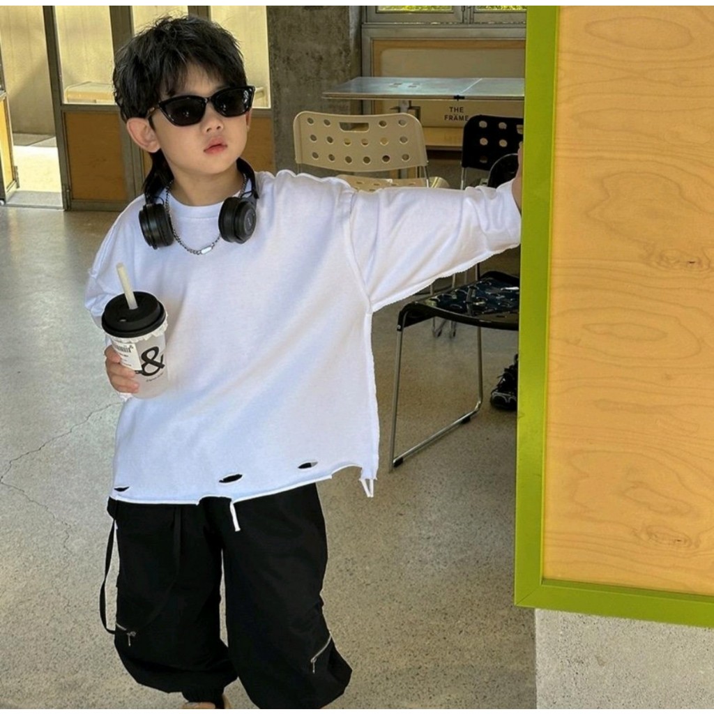 ÁO PHÔNG TRẮNG RÁCH DÀI TAY MAY VIỀN NGƯỢC RA NGOÀI THEO TREND MỚI .