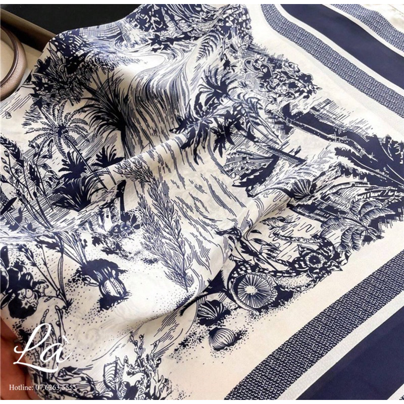 Khăn lụa phối màu xanh dương hoạ tiết