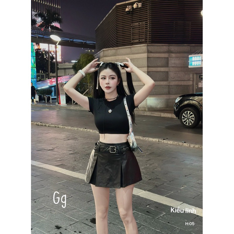 SÉT ÁO CROPTOP CỔ TRÒN PHỐI CHÂN VÁY DA KÈM NỊT QUYẾN RŨ