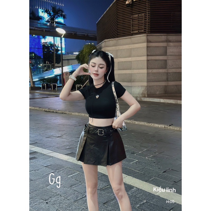 SÉT ÁO CROPTOP CỔ TRÒN PHỐI CHÂN VÁY DA KÈM NỊT QUYẾN RŨ