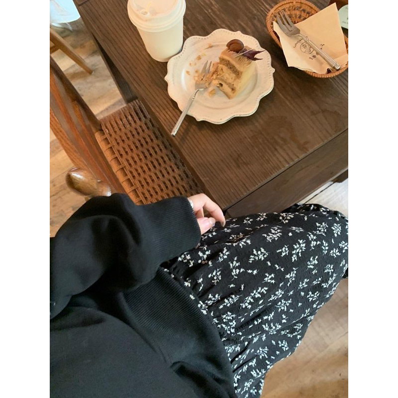 Set chân váy hoa nhí áo nỉ trơn mẫu thu đông 2023