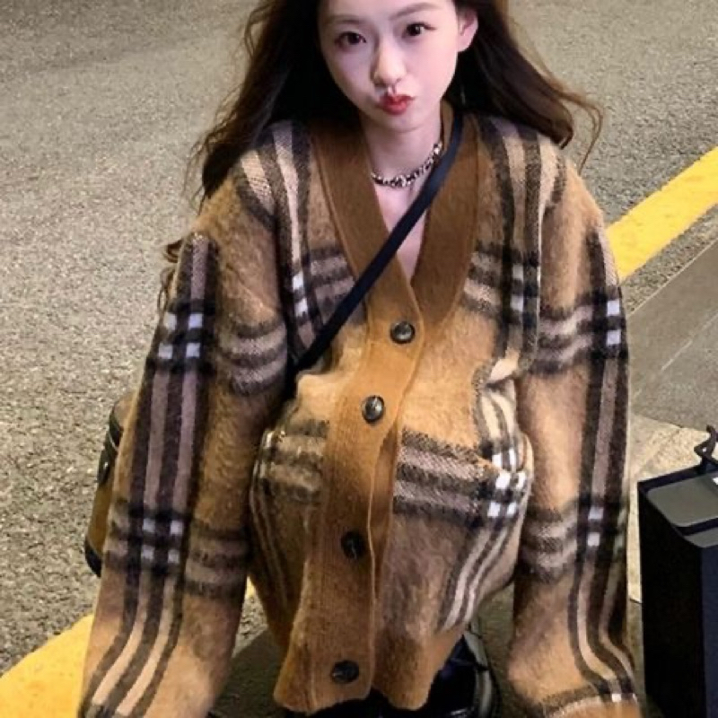 Áo cardigan len kẻ nâu