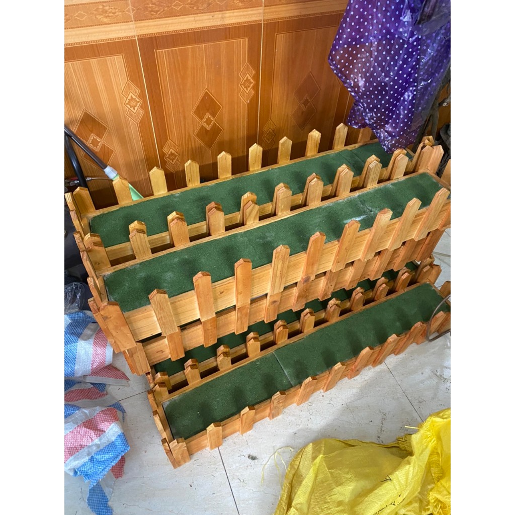 Chậu gỗ hàng rào, có xốp phủ rêu, trang trí cắm điểm hoa giả, trồng cây, treo ban công, trồng trúc giả