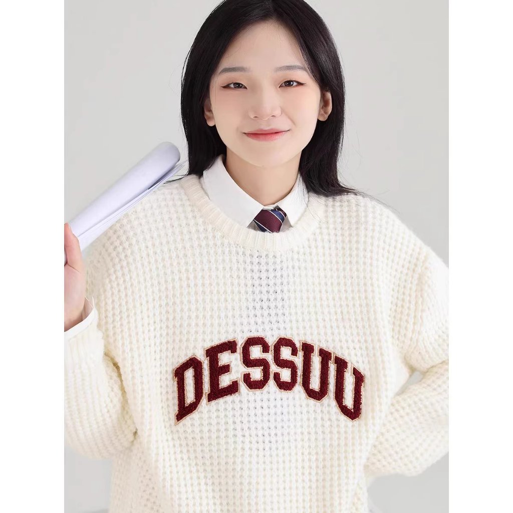 Áo len đan cổ tròn Dessuu màu be họa tiết thêu chữ DESSUU