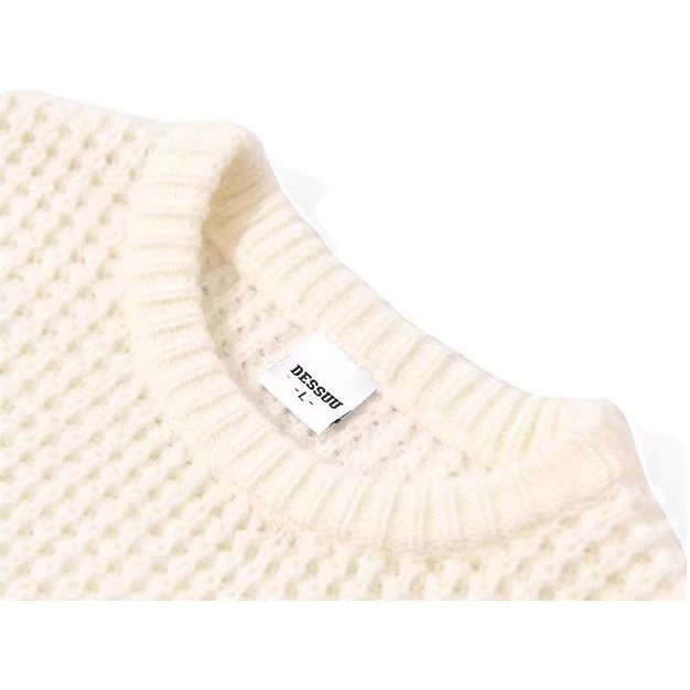 Áo len đan cổ tròn Dessuu màu be họa tiết thêu chữ DESSUU