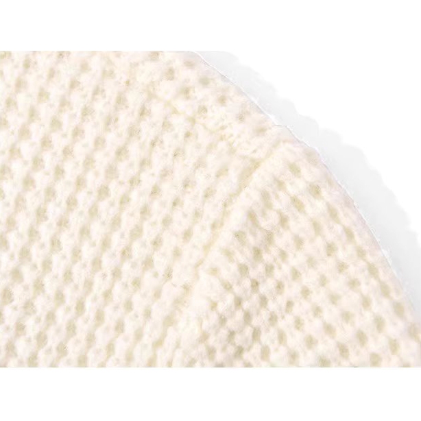 Áo len đan cổ tròn Dessuu màu be họa tiết thêu chữ DESSUU