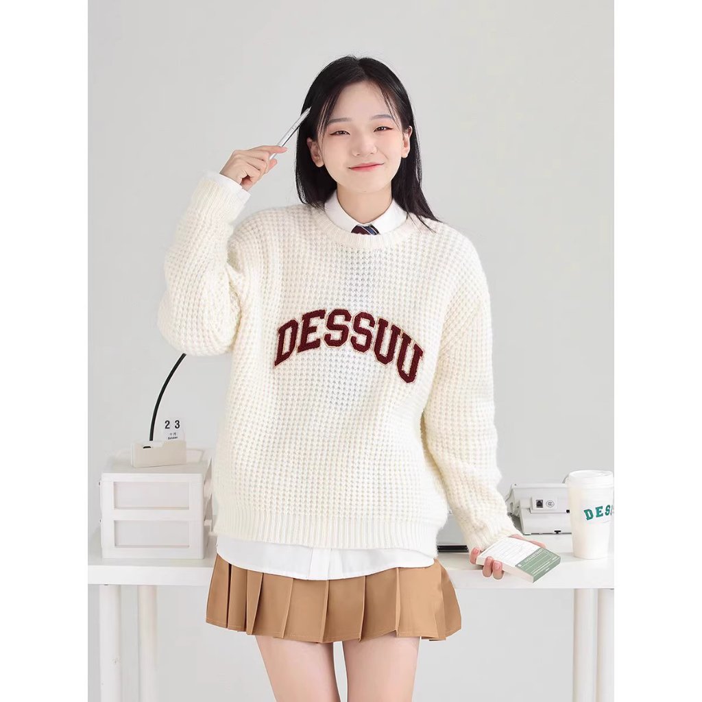 Áo len đan cổ tròn Dessuu màu be họa tiết thêu chữ DESSUU