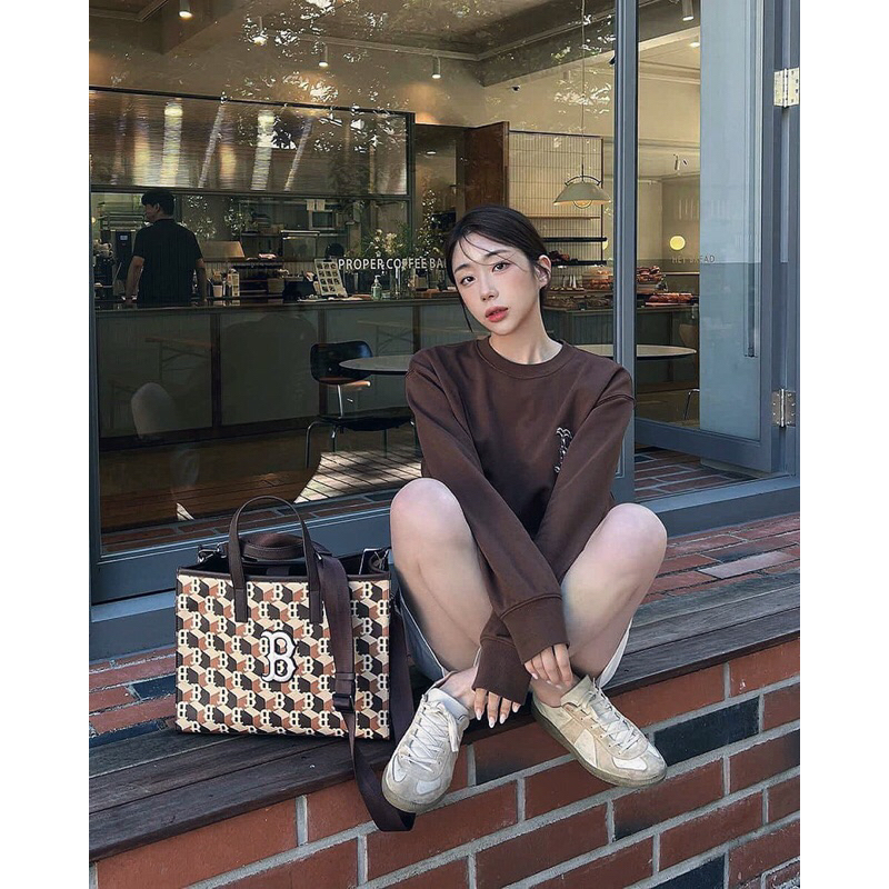 ÁO NỈ CHỮ B DÁNG RỘNG