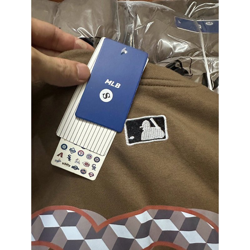 ÁO NỈ CHỮ B DÁNG RỘNG