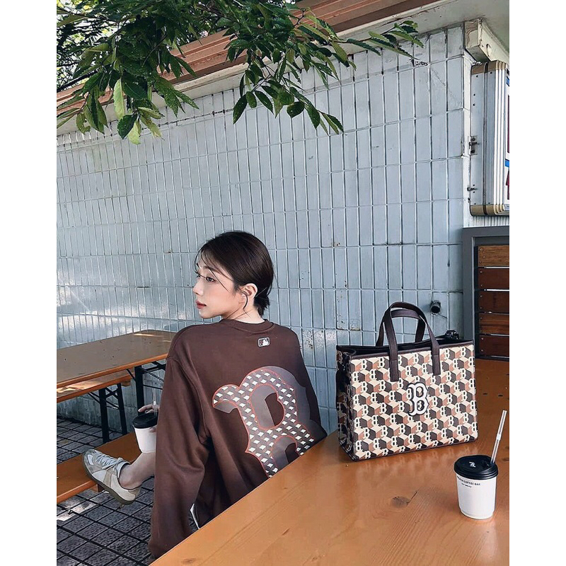 ÁO NỈ CHỮ B DÁNG RỘNG