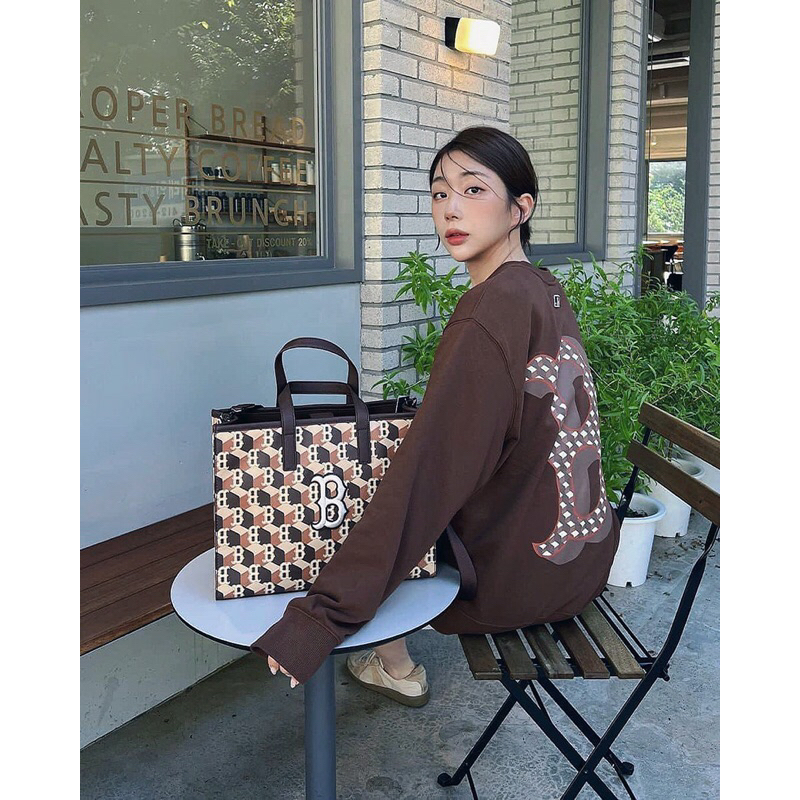 ÁO NỈ CHỮ B DÁNG RỘNG