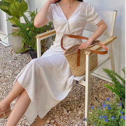 Đầm Maybi xoè lụa in hoạ tiết xám nền trắng