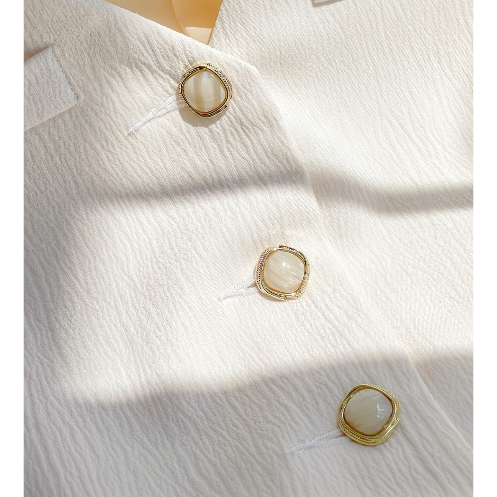 LYRA Áo blazer thiết kế ngắn tay vải taffta mỏng Hàn thân trước khoét cách điệu nhẹ nhàng, nữ tính - LWNAO010