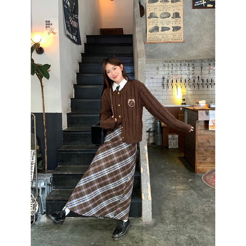 Set chân váy sọc caro dài phối áo khoác len nâu mùa thu