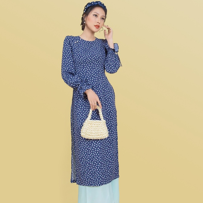 Áo dài Maybi hoa nhí nền xanh đậm tay phồng dài phối nơ