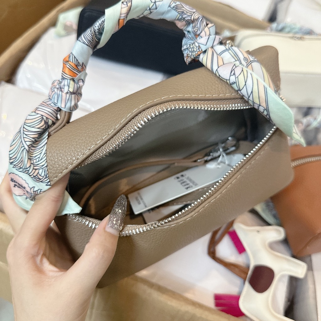 6030# Túi xách nữ dáng hộp quai khăn charm ngựa