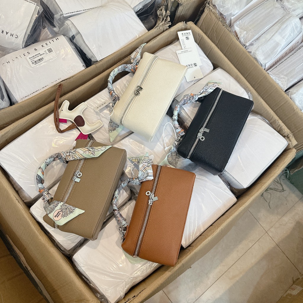 6030# Túi xách nữ dáng hộp quai khăn charm ngựa