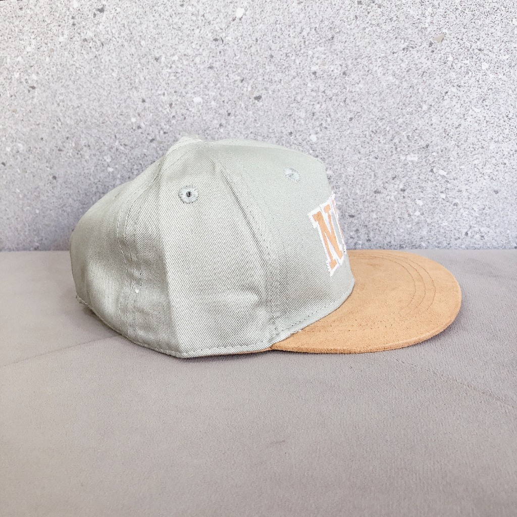 Mũ HM bé trai thêu chữ NYC nâu size 6-9 tháng