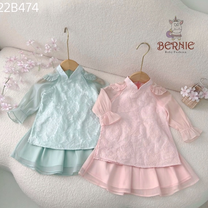 (Giá sốc) Bộ áo dài Tết bé gái Bernie vân hoa nổi phối tay voan - Áo dài cách tân kèm váy cho bé từ 9-22kg- 22B474