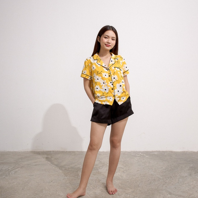 Bộ pyjama Maybi ngắn suông lụa in hoa trắng nền vàng phối quần đen