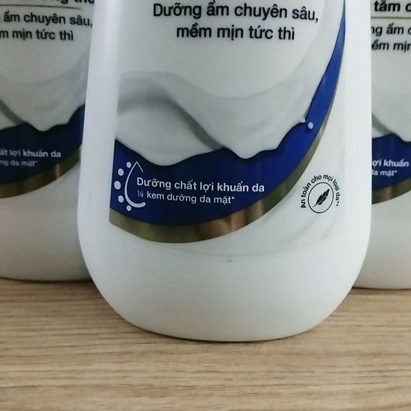 Sữa tắm Dove dưỡng thể dưỡng ẩm chuyên sâu 500g mang lại làn da đẹp mịn màn.
