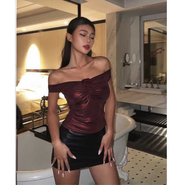 Áo croptop bẹt vai kết hoa