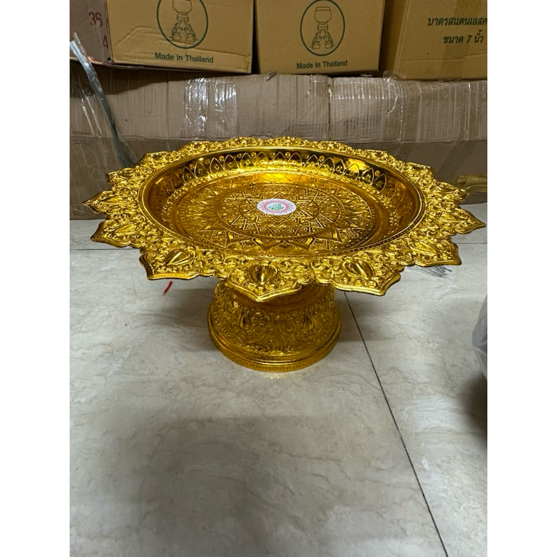 mâm vàng dâng Y cà sa , bát và dâng bông (theravada)