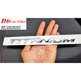 Chữ nổi titanium được dán phía sau đuôi xe hãng ford