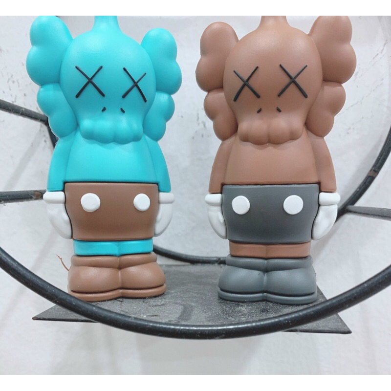 Mô hình chú gấu Kaws tặng sạc