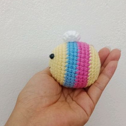 Móc khóa bé ong bằng len