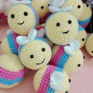 Móc khóa bé ong bằng len