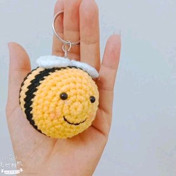 Móc khóa bé ong bằng len