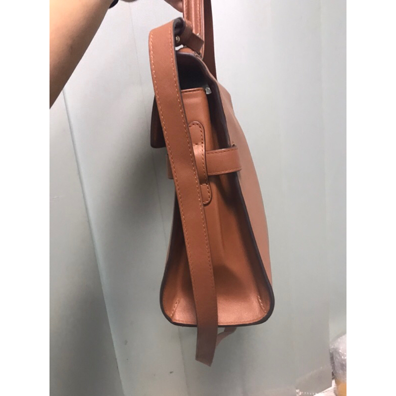 Túi công sở size 28 cm tình trạng 89%.