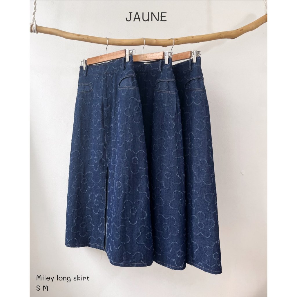 Chân váy jean dài dáng chữ A suông JAUNE họa tiết hoa- MILEY LONG SKIRT