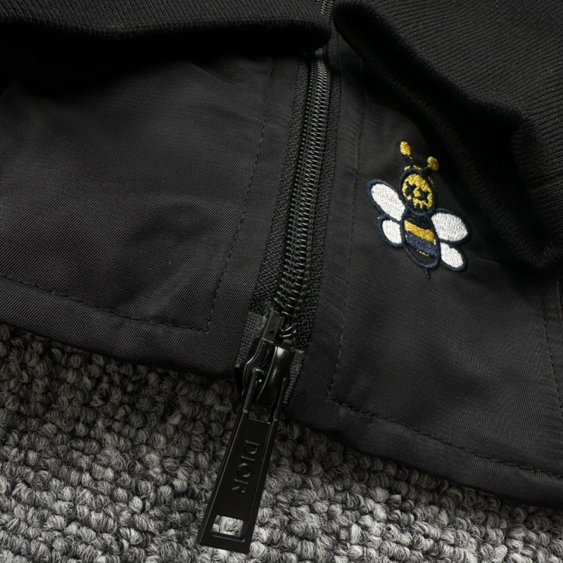 Áo khoác bomber Di OR thêu hoạ tiết con ong nổi trên áo logo trước ngực lót gió 2 lớp dày dặn