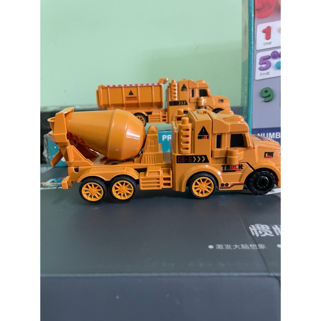 Xe đồ chơi trẻ em xe ô tô có thể biến hình thành robot siêu dễ thương phù hợp cho các bé