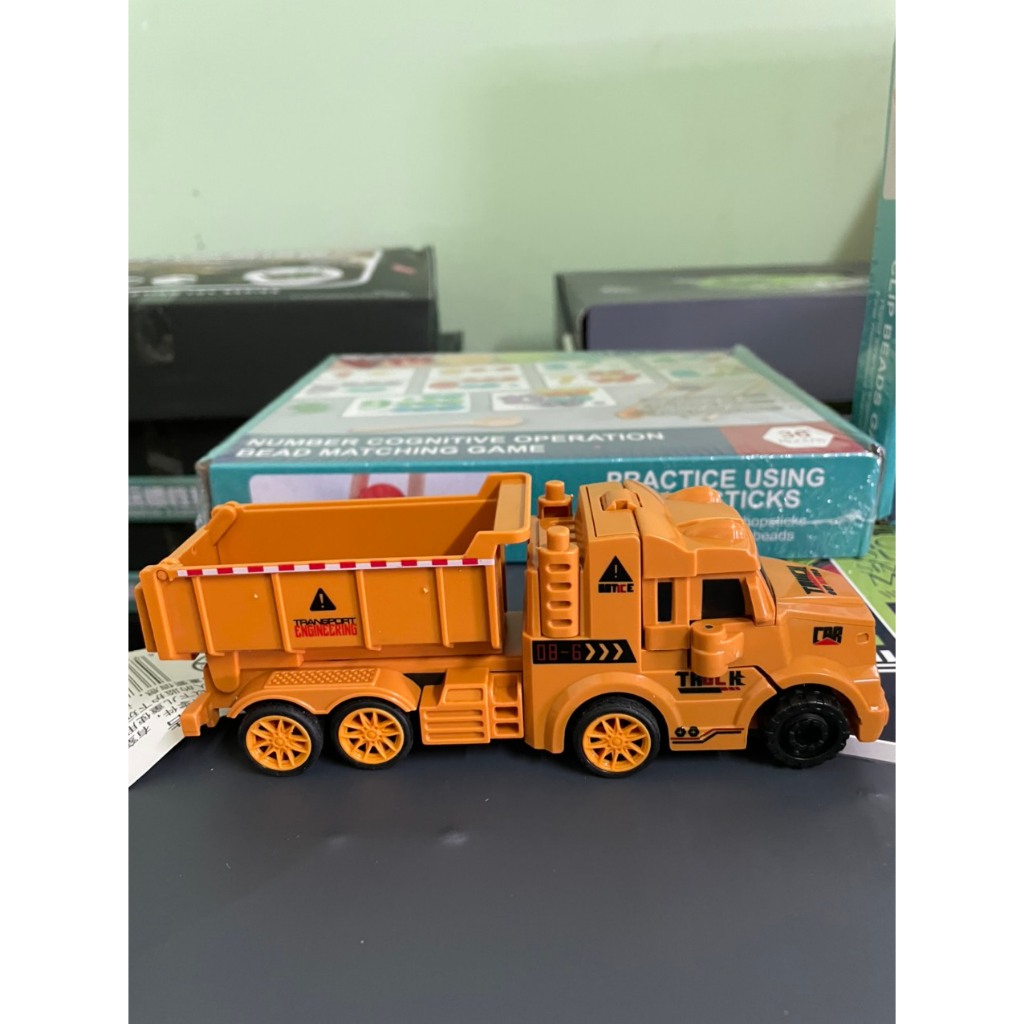 Xe đồ chơi trẻ em xe ô tô có thể biến hình thành robot siêu dễ thương phù hợp cho các bé