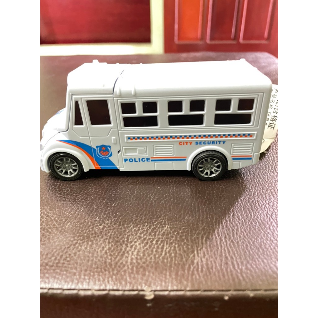 Xe đồ chơi trẻ em xe ô tô có thể biến hình thành robot siêu dễ thương phù hợp cho các bé