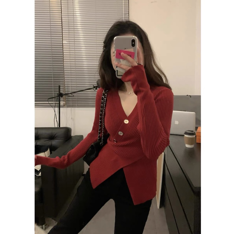 Áo len cổ V vạt chéo ôm body dài tay cúc đồng “DUNI” tiểu thư, Lipeo.store