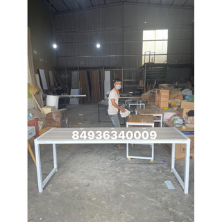 Bàn làm việc dài 2m khung sắt mặt gỗ âm bàn