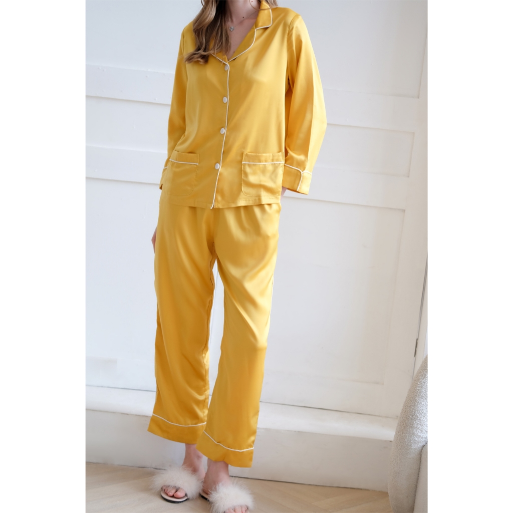 Bộ Pyjamas Nữ Mặc Nhà Áo Dài Quần Dài Chất Liệu Lụa Màu Vàng Phối Viền Trắng Golden Topaz LILAS BLANC