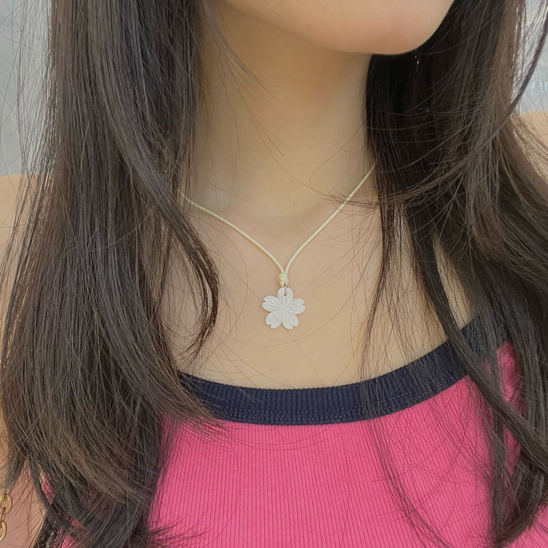 Vòng Cổ Dây Sáp Màu Kem Mặt Xà Cừ