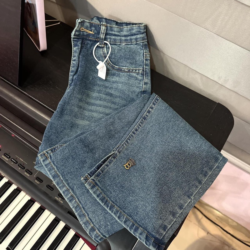 Quần jean xẻ gấu