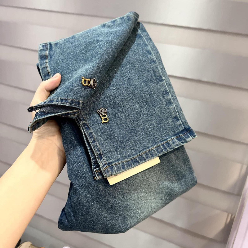 Quần jean xẻ gấu